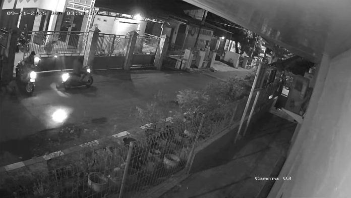 Salah satu aksi pencurian yang terekam CCTV warga/Foto: istimewa