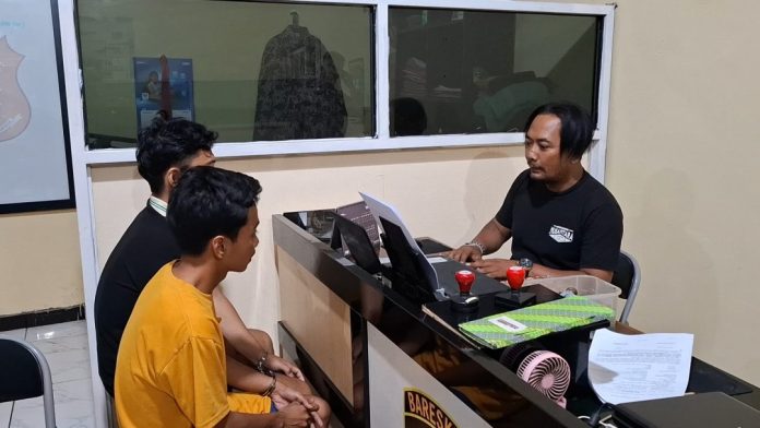 Pelaku saat diinterogasi di Polsek Taman, Sidoarjo / Foto: istimewa