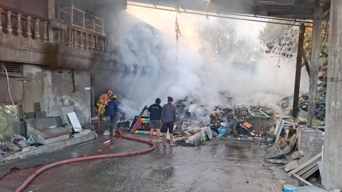 Petugas Damkar dibantu warga saat berusaha memadamkan api/Foto: hnf