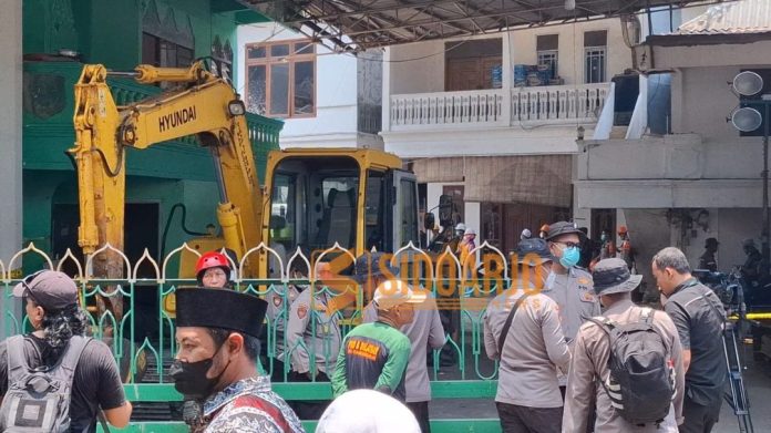 Tim SAR gabungan kembali mengevakuasi tiga korban dari sektor A2, tepatnya di area tempat wudhu, pada Jumat (3/10/2025) / Foto: hnf