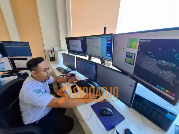 Prakirawan BMKG Juanda menatap monitor cuaca/Foto: Hnf