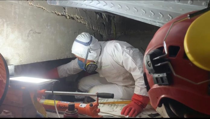 Proses evakuasi korban oleh tim SAR gabungan. Hingga Rabu (01/10/2025) malam, total korban yang berhasil dievakuasi sudah mencapai 18 orang /Foto: istimewa