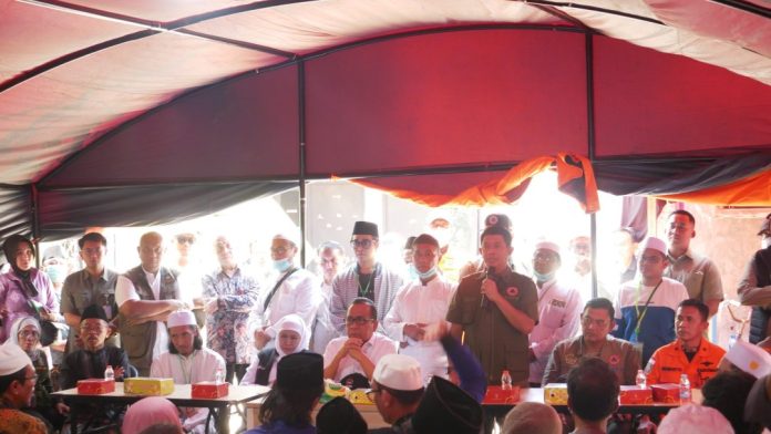 Momen penjelasan dari tim SAR gabungan kepada para wali santri, mereka akhirnya sepakat untuk mengizinkan penggunaan alat berat untuk evakuasi korban/Foto: istimewa