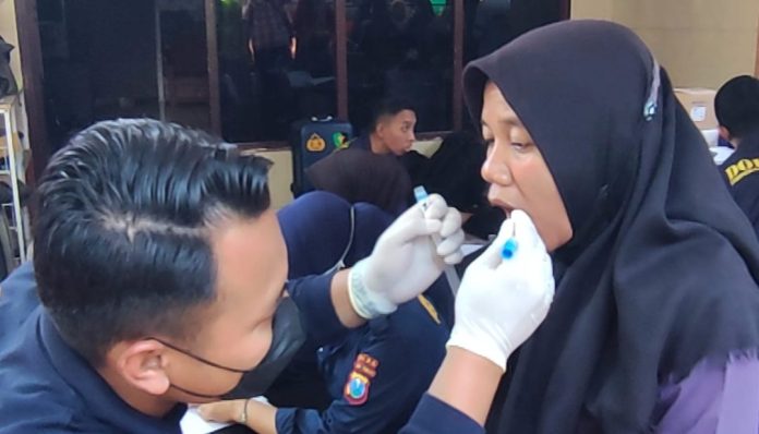 Salah satu keluarga inti korban saat menjalani swab DNA di Posko Ante-Mortem Biddokkes Polda Jawa Timur pada Kamis (2/10/2025) / Foto: Istimewa