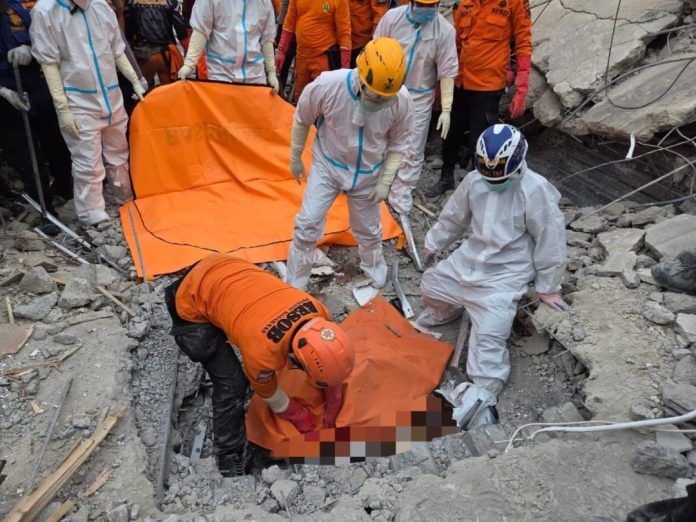 Memasuki hari keenam operasi pencarian, tim SAR gabungan kembali menemukan tiga korban dalam kondisi meninggal dunia / Foto: istimewa