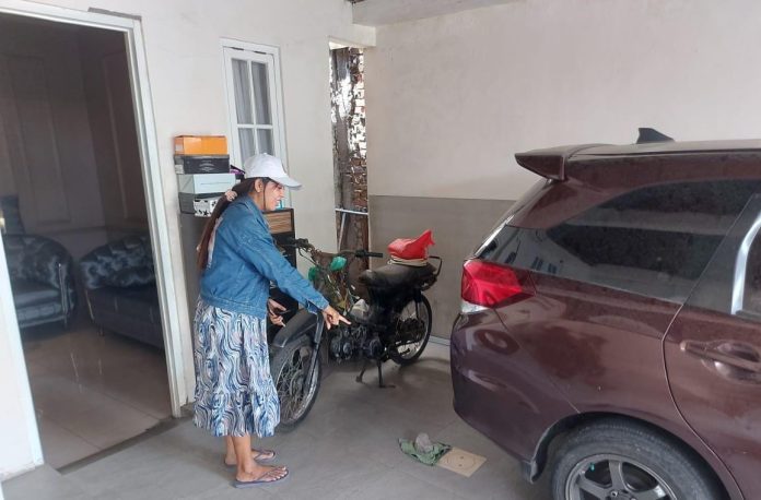 Korban saat menunjukkan lokasi hilangnya sepwda motor/Foto: istimewa