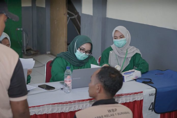 Petugas saat melakukan upaya screening/Foto: istimewa