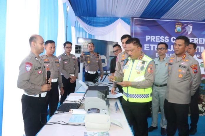 IMG-20251020-WA0026 Kakorlantas Polri saat mengecek alat E-TLE/ Foto: istimewa