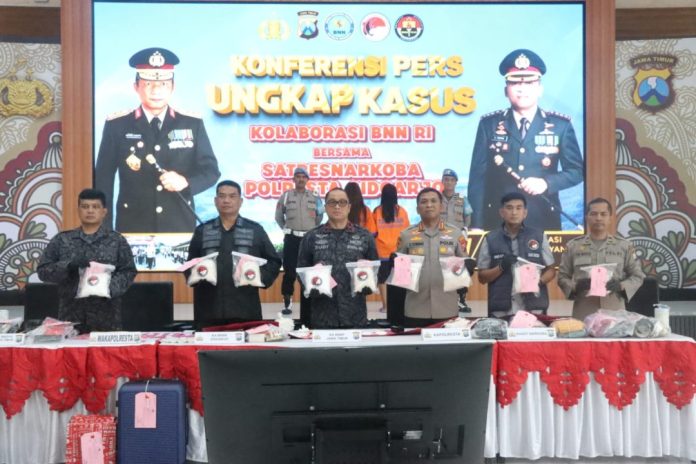 IMG-20251021-WA0042 Polisi saat menunjukkan barang bukti sabu 8,2kg/Foto: istimewa