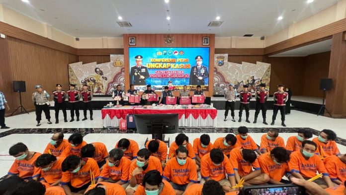 Puluhan Tersangka kasus narkoba dalam gelaran konferensi pers di Mapolresta Sidoarjo/Foto: istimewa