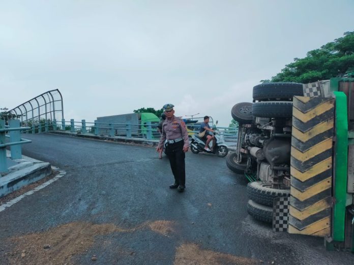 Petugas saat mengamankan lokasi jatuhnya truk/Foto: istimewa