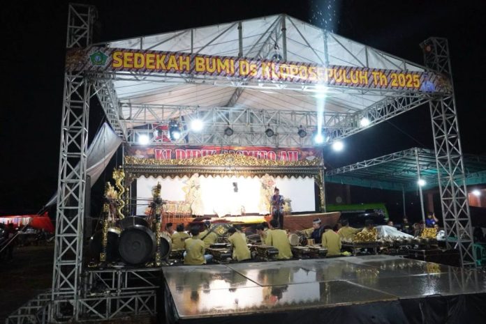 IMG-20251025-WA0046 Tradisi acara Sedekah Bum turun-temurun yang digelar di lapangan sepak bola Desa Kloposepuluh itu berlangsung semarak dan penuh kebersamaan, Jumat malam (24/10/2025)