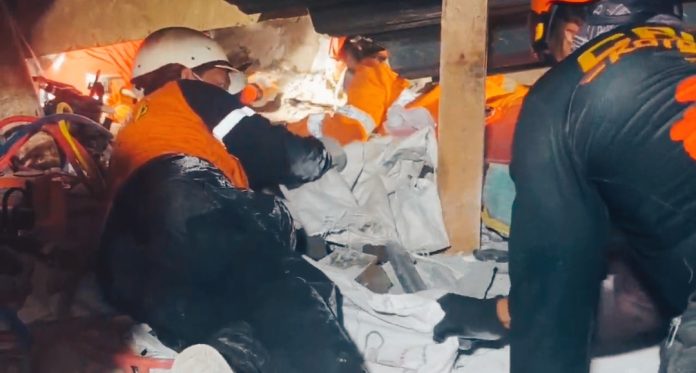 Tim SAR saat mengangkat material bangunan sebelum bisa mengevakuasi korban / Foto: istimewa