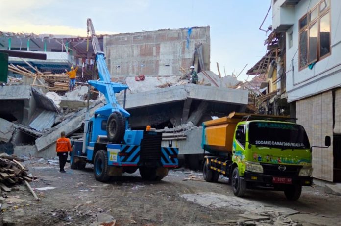 Tim SAR gabungan akhirnya mengerahkan alat berat berupa crane untuk memindahkan material beton dari reruntuhan bangunan / Foto: istimewa