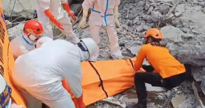 Memasuki hari keenam operasi, tim SAR gabungan kembali berhasil menemukan satu jenazah korban di sektor A2 sekitar pukul 14.35 WIB / Foto: istimewa