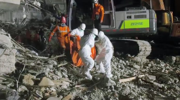 Tim SAR gabungan bekerja tanpa henti hingga larut malam dan berhasil mengevakuasi tujuh temuan baru, Sabtu (4/10/2025) malam / Foto: Istimewa