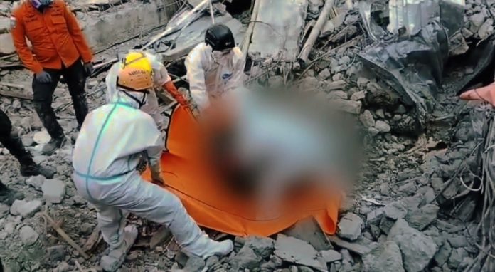 Petugas SAR gabungan saat mengevakuasi jenazah korban dari balik reruntuhan bangunan Ponpes Al Khoziny / Foto: istimewa