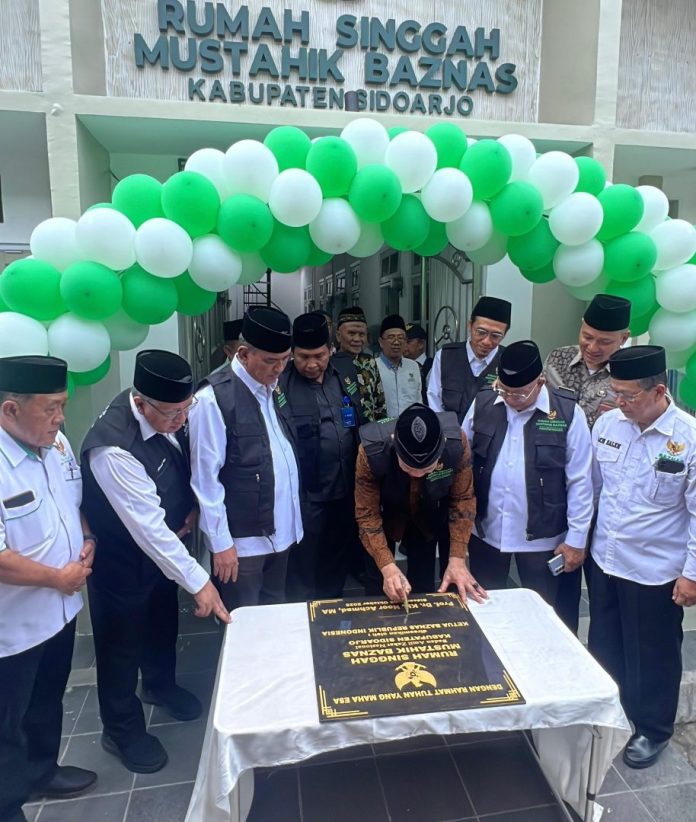 Ketua BAZNAS RI, Prof. Dr. KH. Noor Achmad, MA, menandatangani prasasti peresmian Rumah Singgah Mustahik BAZNAS Kabupaten Sidoarjo di Jl. Candi Besar, Kecamatan Candi, Sidoarjo, Rabu (08/10/2025) Foto: Istimewa