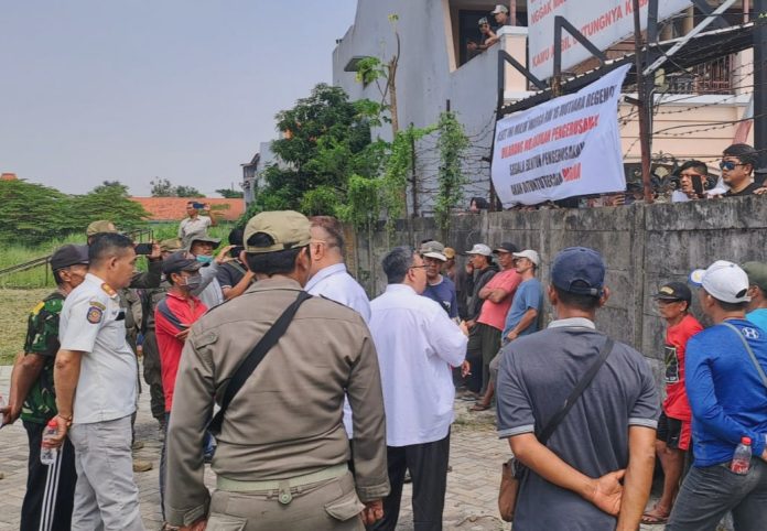 Upaya Pemerintah Kabupaten (Pemkab) Sidoarjo membuka akses jalan yang menghubungkan Perumahan Mutiara City (MC) ke Perumahan Mutiara Regency (MR) di Desa Banjarbendo, Kecamatan Sidoarjo, pada Selasa (8/10/2024) pagi, belum bisa terealisasi / Foto: sidoarjonews.id