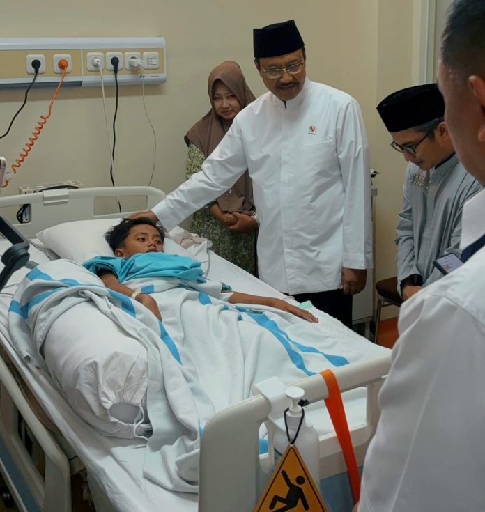 Menteri Sosial Saifullah Yusuf kembali menjenguk Syehlendra Haical Aditya (Haical) salah satu korban runtuhnya bangunan Pondok Pesantren Al-Khoziny yang masih menjalani perawatan di RSUD RT Notopuro Sidoarjo, Jumat (10/10/2025)/Foto: Humas RSUD RT Notopuro Sidoarjo.