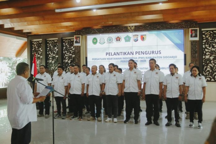 IMG_20251020_160755 Pengurus Persatuan Wartawan Indonesia (PWI) Kabupaten Sidoarjo periode 2025–2028 resmi dilantik dalam sebuah prosesi khidmat di Pendopo Delta Wibawa, Senin (20/10/2025) / Foto: Dok. PWI Sidoarjo