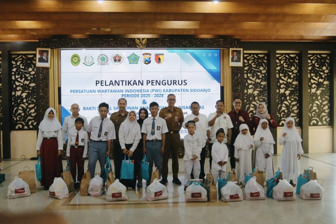 Kegiatan sosial berupa penyerahan bantuan untuk 50 anak yatim dan penyandang disabilitas / foto: Dok.PWI Sidoarjo