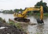 Jelang Musim Hujan, Sidoarjo Kebut Normalisasi Sungai dan Ajak Warga Gotong Royong Bersihkan Lingkungan Saat ini, sembilan alat berat milik Pemkab Sidoarjo sudah dikerahkan untuk mengeruk endapan lumpur, membersihkan tumbuhan liar, serta mengangkat tumpukan sampah yang menghambat aliran air / foto: istimewa