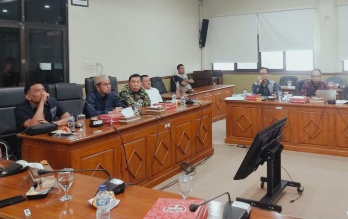Pimpinan dewan bersama Komisi A dan Komisi C mendengarkan paparan hukum dari para ahli dalam rapat dengar pendapat yang digelar di Gedung DPRD Sidoarjo pada Kamis (30/10/2025) / Foto: istimewa