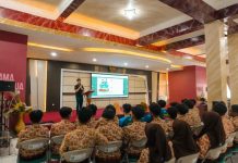 SMAN 2 Sidoarjo Dapat Dukungan KONI & ESI, Ekskul Esport Kini Makin Serius Digarap Ketua Harian ESI Jawa Timur, Daniel Agung, dalam materinya mengingatkan pentingnya menjaga keseimbangan antara dunia Esport dan pendidikan formal / Foto: istimewa