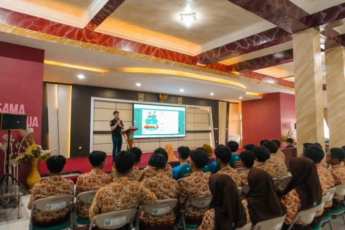 Ketua Harian ESI Jawa Timur, Daniel Agung, dalam materinya mengingatkan pentingnya menjaga keseimbangan antara dunia Esport dan pendidikan formal / Foto: istimewa