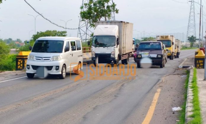 Sejumlah kendaraan saat melintas pada badan jalan yang bergelombang dan membentuk alur memanjang menyerupai jalur ban truk / Foto: Yard
