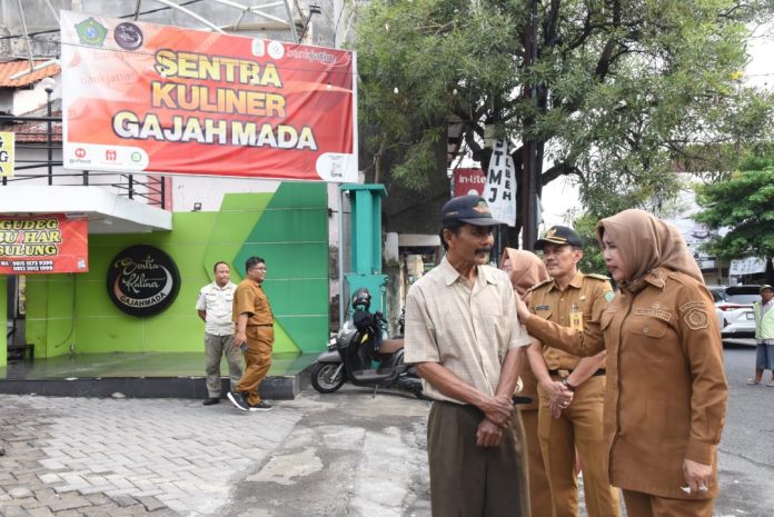 Wabup Hj. Mimik Idayana saat datang meninjau Sentra Kuliner Gajahmada pada Senin sore (3/11) / Foto: istimewa