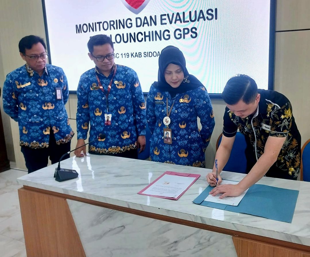 Corporate Social Responsibility (CSR) dari PT Vastel Telematika berupa Global Positioning System (GPS) trackerterintegrasi ke Dinas Kesehatan (Dinkes) Sidoarjo sekaligus disertai pelatihan penggunaan GPS untuk para operator ambulans yang berlangsung di Kantor Dinkes Sidoarjo, Senin (17/11/2025) / Foto: Yard