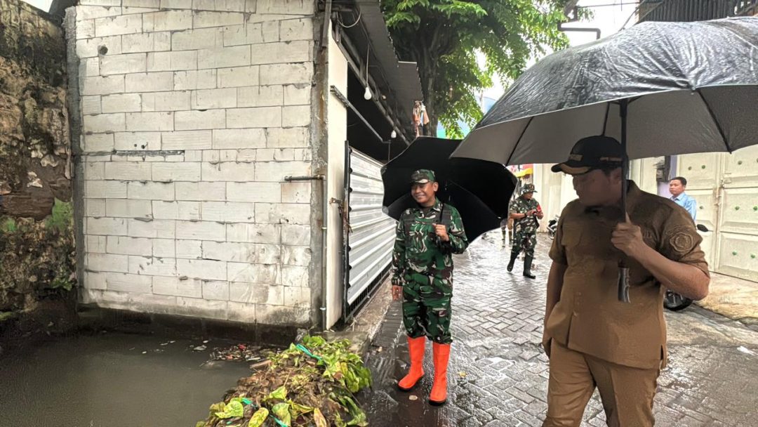 Selain hambatan akibat sampah, salah satu faktor penyempitan aliran air di lokasi tersebut adalah keberadaan bangunan yang berdiri di bantaran sungai / Foto: istimewa