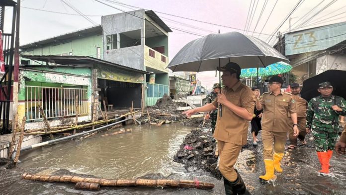Bupati Sidoarjo H. Subandi melakukan inspeksi mendadak (sidak) ke dua titik banjir yang terjadi di kawasan perbatasan Desa Tambak Sawah dan Tambakrejo, Kecamatan Waru, pada Senin (24/11/2025) sore / Foto: istimewa