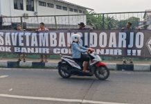 Spanduk “Save Tambak” Dicopot, KOJ Protes Sikap Pemerintah Sidoarjo Kelompok Oposisi Jalanan (KOJ) Sidoarjo menggelar deklarasi aksi “Save Tambak” di Desa Karanggayam, Jumat (27/11/2025) /Foto: sidoarjonews.id