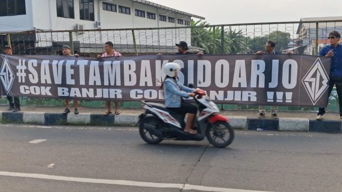 Kelompok Oposisi Jalanan (KOJ) Sidoarjo menggelar deklarasi aksi “Save Tambak” di Desa Karanggayam, Jumat (27/11/2025) /Foto: sidoarjonews.id