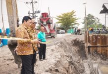 Bupati Subandi Turun Tangan, Sidak Rumah Pompa Kedungpeluk Demi Akhiri Banjir Sidoarjo Bupati Sidoarjo H. Subandi melakukan inspeksi mendadak (sidak) ke lokasi pembangunan rumah pompa dan bendungan di Desa Kedungpeluk, Kecamatan Candi, Kamis (27/11/2025) / Foto: istimewa