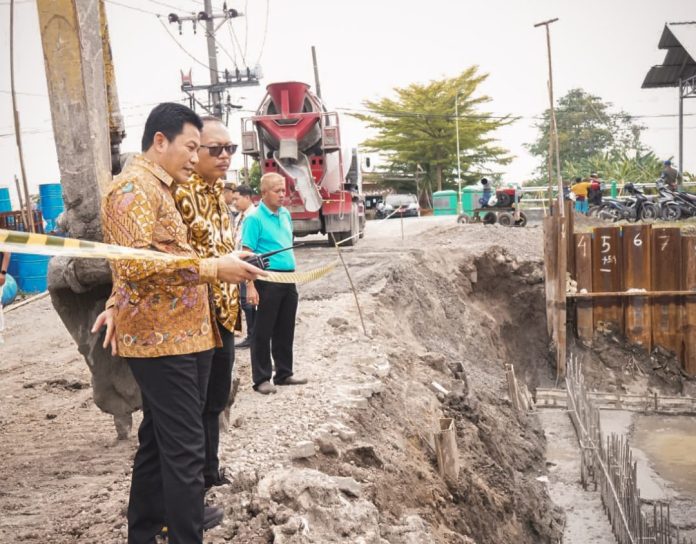 Bupati Sidoarjo H. Subandi melakukan inspeksi mendadak (sidak) ke lokasi pembangunan rumah pompa dan bendungan di Desa Kedungpeluk, Kecamatan Candi, Kamis (27/11/2025) / Foto: istimewa