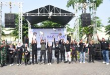 Pelepasan Merpati dan Ikrar Anti Korupsi Warnai Hakordia Sidoarjo 2025, Ini Pesan Sekda Pemerintah Kabupaten Sidoarjo menggelar peringatan Hari Anti Korupsi Sedunia (Hakordia) 2025 dengan rangkaian acara besar dan melibatkan ribuan peserta di kompleks GOR Sidoarjo, Jumat (28/11) / Foto: istimewa