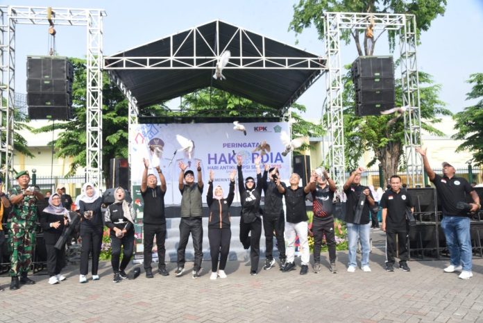 Pemerintah Kabupaten Sidoarjo menggelar peringatan Hari Anti Korupsi Sedunia (Hakordia) 2025 dengan rangkaian acara besar dan melibatkan ribuan peserta di kompleks GOR Sidoarjo, Jumat (28/11) / Foto: istimewa