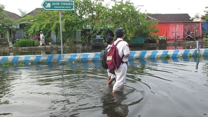 Aktivitas warga ditengah banjir / Foto: hnf