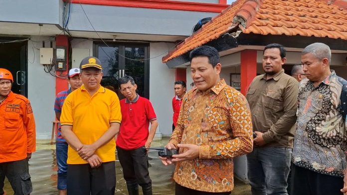 Bupati Sidoarjo, Subandi, saat meninjau langsung kondisi banjir di Kecamatan Tanggulangin / Foto: istimewa