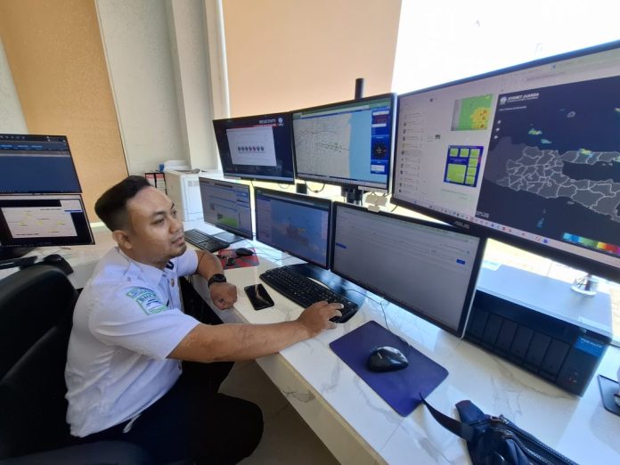 Prakirawan BMKG saat memonitor cuaca. Foto: hnf