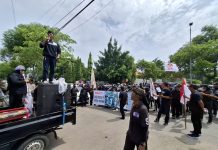 Peringati Hari Anti Korupsi, Puluhan Warga Gelar Aksi Tuntut Transparansi di Sidoarjo Para demonstran membawa poster, spanduk, dan orasi bergantian dengan satu tuntutan inti: penegakan hukum yang bersih dan bebas intervensi politik/Foto: Hnf