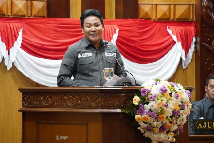 Bupati Sidoarjo, Subandi dalam rapat paripurna DPRD Sidoarjo yang digelar pada Senin (15/12/2025) / Foto: istimewa