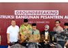 Menko PM Abdul Muhaimin Iskandar Resmikan Groundbreaking Ponpes Al Khoziny, Prioritaskan Keamanan Santri Menteri Koordinator Bidang Pemberdayaan Masyarakat (Menko PM), Abdul Muhaimin Iskandar, saat sesi wawancara di lahan baru Ponpes Al Khoziny di Jalan Siwalanpanji II, Desa Siwalanpanji, Kecamatan Buduran, Kamis (11/12/2025). / Foto: Yard