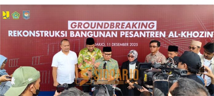 Menteri Koordinator Bidang Pemberdayaan Masyarakat (Menko PM), Abdul Muhaimin Iskandar, saat sesi wawancara di lahan baru Ponpes Al Khoziny di Jalan Siwalanpanji II, Desa Siwalanpanji, Kecamatan Buduran, Kamis (11/12/2025). / Foto: Yard