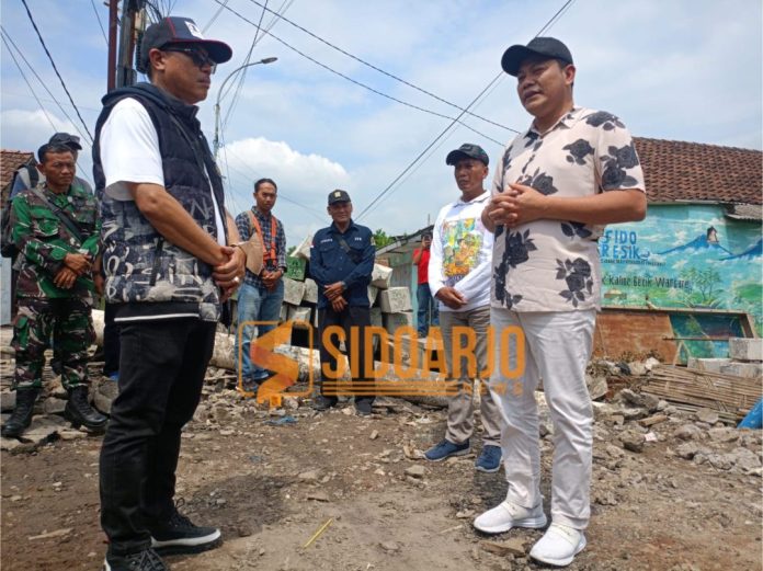 Bupati Sidoarjo, Subandi, saat berkomunikasi dengan Kepala Dinas PUBM-SDA, Dwi Eko / Foto: Hnf
