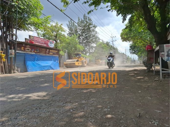 Pengguna jalan saat melintas di ruas Jalan Raya Panglima Sudirman Kletek hingga Jemundo, Kecamatan Taman, yang selama ini menjadi akses vital kendaraan berat / Foto: Hnf